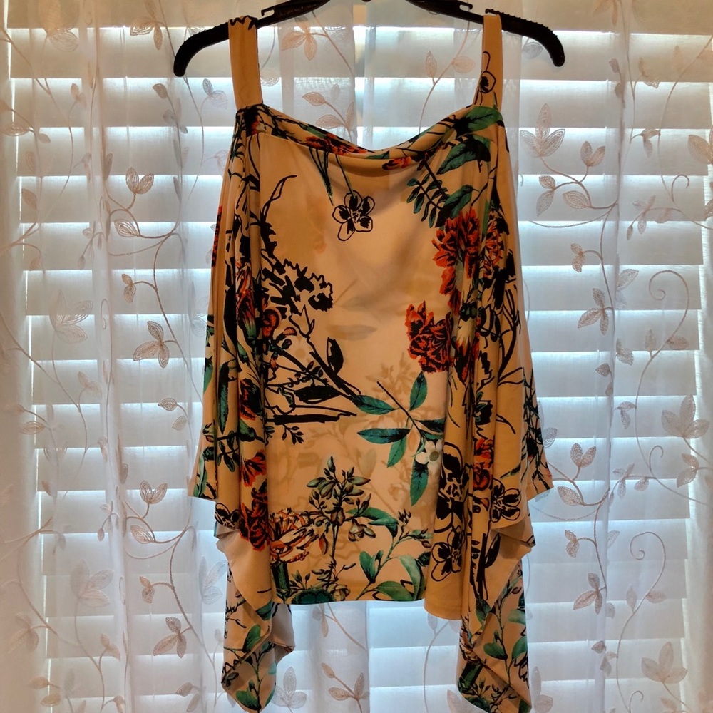 Flowered blouse, winged sleeve